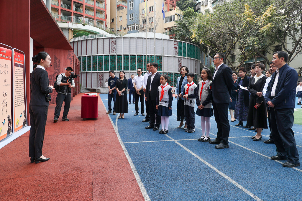 师生参观“小萝卜头”主题展览。红岩文化中心供图